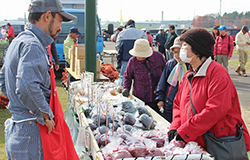 農民協議会の出張青空市では新鮮な野菜を販売